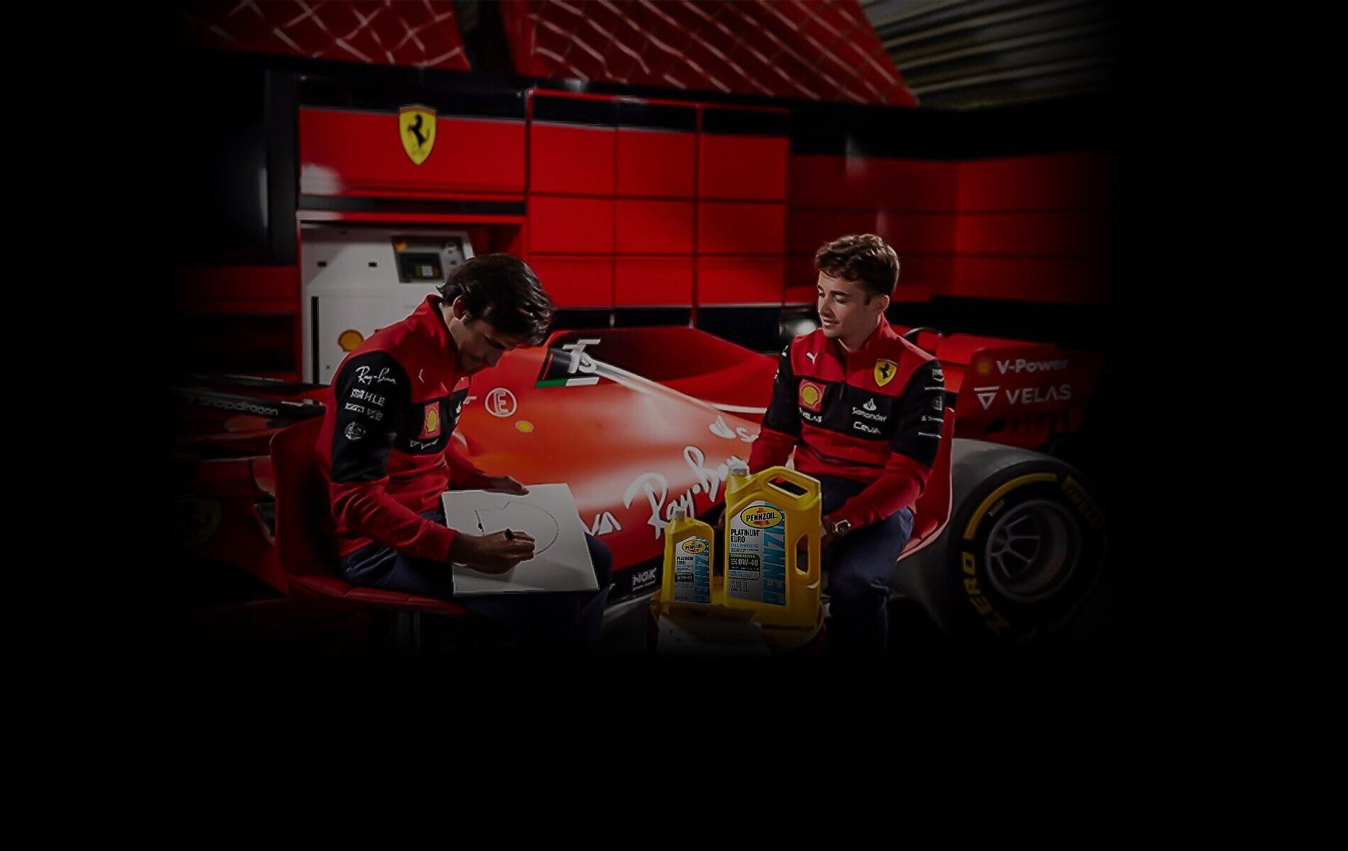 法拉利車隊(duì)車手查爾斯·勒克萊爾和卡洛斯·塞恩斯完成 Pennzoil 的“信任或挑戰(zhàn)”挑戰(zhàn)